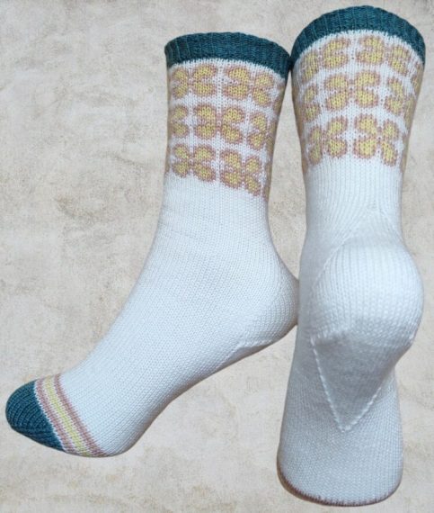2026_tricot_Flower Power socks_04